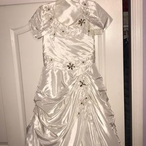 Doesn’t fit good condition good for a wedding